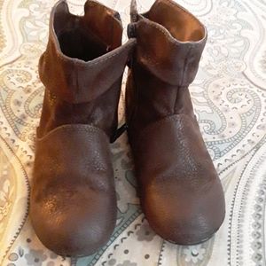 9m Piper brown suede-like boots.